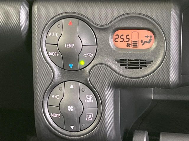 【オートエアコン】一度お好みの温度に設定すれば、車内の温度を検知し風量や温度を自動で調整。暑い&hellip;寒い&hellip;と何度もスイッチ操作をする必要はありません。快適な車内空間には必須の機能ですね♪