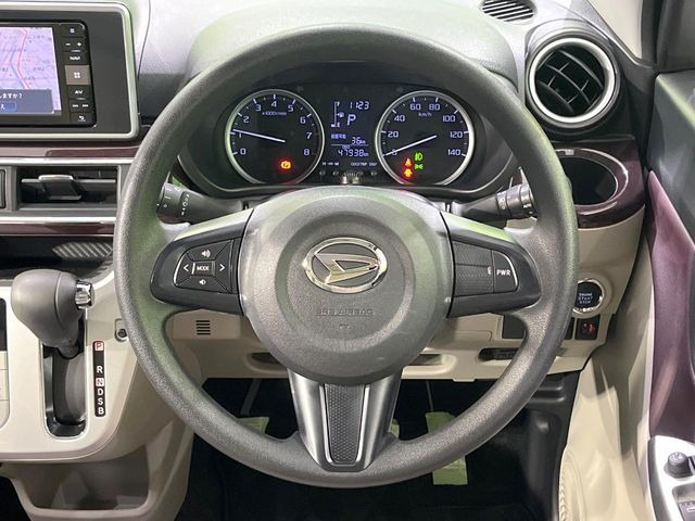 �C���e���A�ɍ��킹���f�U�C���̃X�e�A�����O�́A�^�]�������̂��Ƃ��l���A�^�]���₷���`��A�傫���ł��B�����x�A���ۂɐG���Ă��m���߂��������B