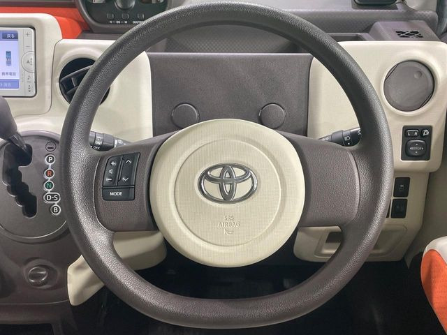 �C���e���A�ɍ��킹���f�U�C���̃X�e�A�����O�́A�^�]�������̂��Ƃ��l���A�^�]���₷���`��A�傫���ł��B�����x�A���ۂɐG���Ă��m���߂��������B