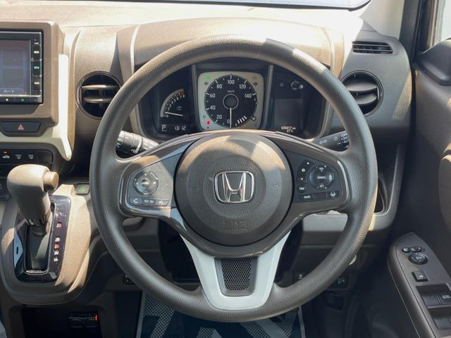 �C���e���A�ɍ��킹���f�U�C���̃X�e�A�����O�́A�^�]�������̂��Ƃ��l���A�^�]���₷���`��A�傫���ł��B�����x�A���ۂɐG���Ă��m���߂��������B