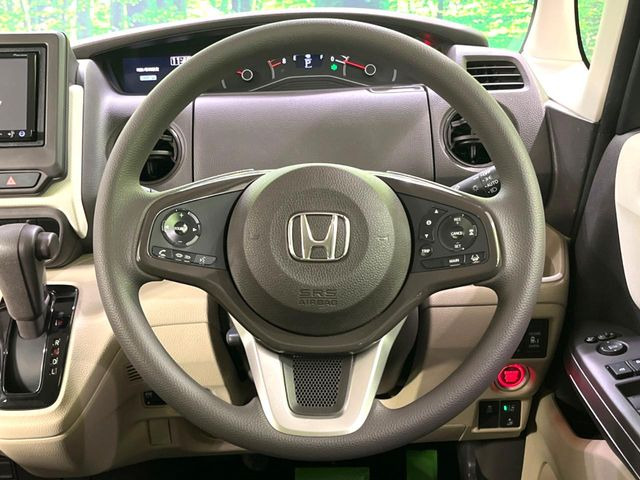 �C���e���A�ɍ��킹���f�U�C���̃X�e�A�����O�́A�^�]�������̂��Ƃ��l���A�^�]���₷���`��A�傫���ł��B�����x�A���ۂɐG���Ă��m���߂��������B