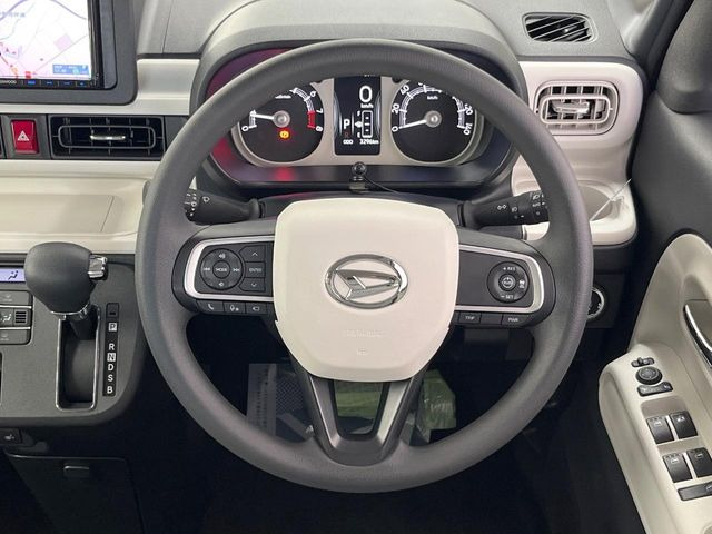 �C���e���A�ɍ��킹���f�U�C���̃X�e�A�����O�́A�^�]�������̂��Ƃ��l���A�^�]���₷���`��A�傫���ł��B�����x�A���ۂɐG���Ă��m���߂��������B