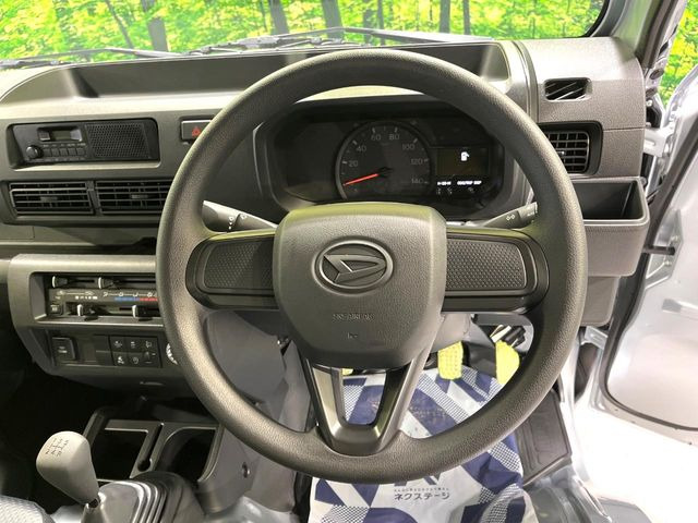 インテリアに合わせたデザインのステアリングは、運転される方のことも考え、運転しやすい形状、大きさです。是非一度、実際に触ってお確かめください。