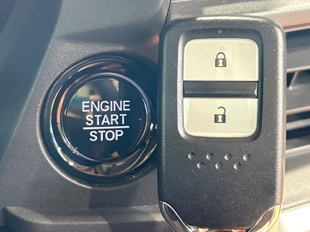 �yHonda�X�}�[�g�L�[�z�J�o����|�P�b�g�ɓ��ꂽ�܂܂ł��h�A�̎{���E�������\�ȃX�}�[�g�L�[�𑕔��B�G���W���̃I���E�I�t�����J�M�����o���K�v����������Ƃ��Ă��֗��ł���