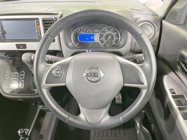 �C���e���A�ɍ��킹���f�U�C���̃X�e�A�����O�́A�^�]�������̂��Ƃ��l���A�^�]���₷���`��A�傫���ł��B�����x�A���ۂɐG���Ă��m���߂��������B