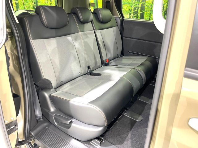 後部座席も気になるようなキズ・汚れやへたり等、大きなダメージはなく、良好な状態です。