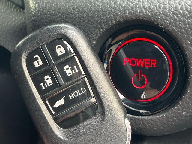 �yHonda�X�}�[�g�L�[�z�J�o����|�P�b�g�ɓ��ꂽ�܂܂ł��h�A�̎{���E�������\�ȃX�}�[�g�L�[�𑕔��B�G���W���̃I���E�I�t�����J�M�����o���K�v����������Ƃ��Ă��֗��ł���