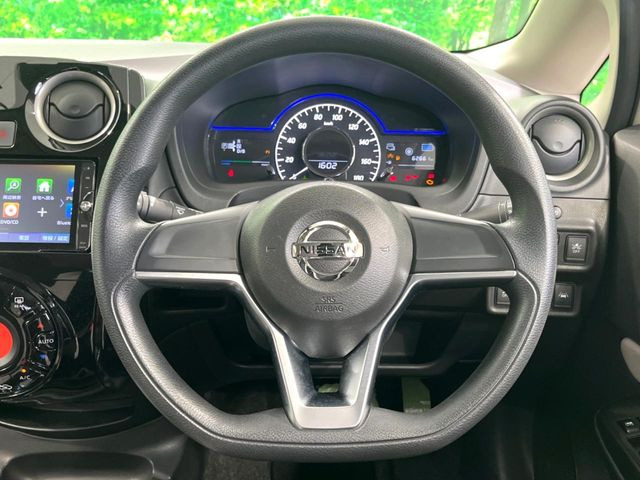�C���e���A�ɍ��킹���f�U�C���̃X�e�A�����O�́A�^�]�������̂��Ƃ��l���A�^�]���₷���`��A�傫���ł��B�����x�A���ۂɐG���Ă��m���߂��������B