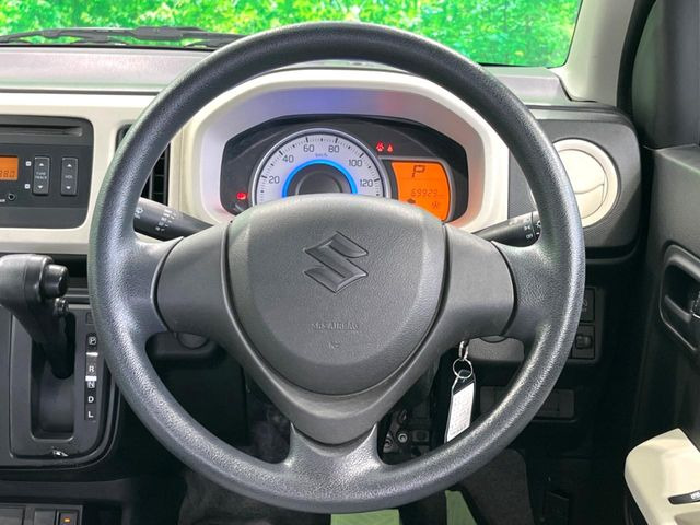 �C���e���A�ɍ��킹���f�U�C���̃X�e�A�����O�́A�^�]�������̂��Ƃ��l���A�^�]���₷���`��A�傫���ł��B�����x�A���ۂɐG���Ă��m���߂��������B