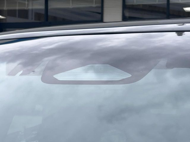 【トヨタセーフティセンス】走行中に前方の車両等を認識し、衝突しそうな時は警報とブレーキで衝突回避と被害軽減をアシスト。より安全にドライブをお楽しみいただけます。