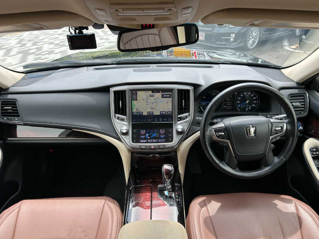 クラウンハイブリッド 2.5 ロイヤルサルーン Four 4WD