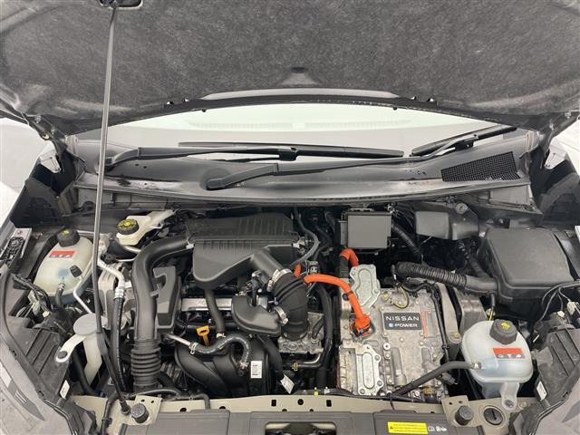 ノートオーラ1.2 G FOUR レザーエディション 4WD