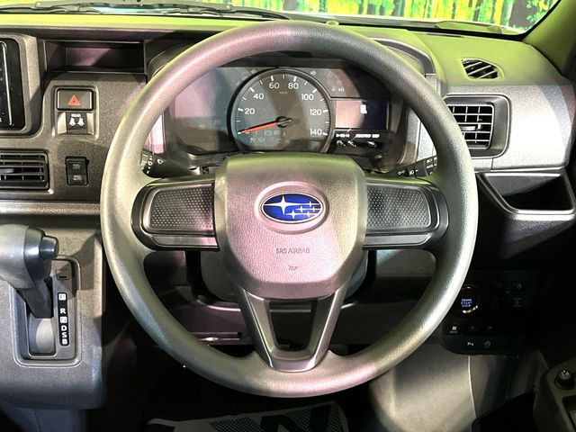 インテリアに合わせたデザインのステアリングは、運転される方のことも考え、運転しやすい形状、大きさです。是非一度、実際に触ってお確かめください。