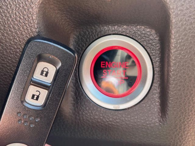 �yHonda�X�}�[�g�L�[�z�J�o����|�P�b�g�ɓ��ꂽ�܂܂ł��h�A�̎{���E�������\�ȃX�}�[�g�L�[�𑕔��B�G���W���̃I���E�I�t�����J�M�����o���K�v����������Ƃ��Ă��֗��ł���