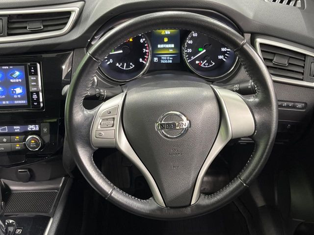 �C���e���A�ɍ��킹���f�U�C���̃X�e�A�����O�́A�^�]�������̂��Ƃ��l���A�^�]���₷���`��A�傫���ł��B�����x�A���ۂɐG���Ă��m���߂��������B