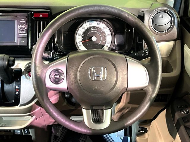�C���e���A�ɍ��킹���f�U�C���̃X�e�A�����O�́A�^�]�������̂��Ƃ��l���A�^�]���₷���`��A�傫���ł��B�����x�A���ۂɐG���Ă��m���߂��������B