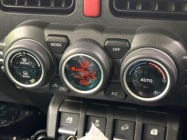 【オートエアコン】一度お好みの温度に設定すれば、車内の温度を検知し風量や温度を自動で調整。暑い&hellip;寒い&hellip;と何度もスイッチ操作をする必要はありません。快適な車内空間には必須の機能ですね♪