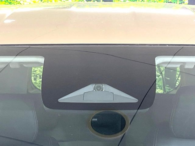 【ホンダセンシング】走行中に前方の車両等を認識し、衝突しそうな時は警報とブレーキで衝突回避と被害軽減をアシスト。より安全にドライブをお楽しみいただけます。