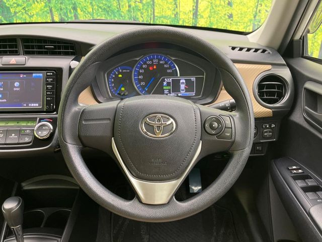 �C���e���A�ɍ��킹���f�U�C���̃X�e�A�����O�́A�^�]�������̂��Ƃ��l���A�^�]���₷���`��A�傫���ł��B�����x�A���ۂɐG���Ă��m���߂��������B