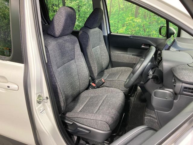 運転席まわりには十分なスペースがあり、大柄な方でもゆったり運転していただける環境です。