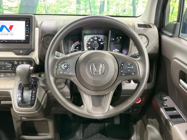 �C���e���A�ɍ��킹���f�U�C���̃X�e�A�����O�́A�^�]�������̂��Ƃ��l���A�^�]���₷���`��A�傫���ł��B�����x�A���ۂɐG���Ă��m���߂��������B