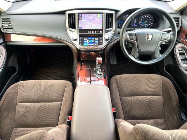 クラウンハイブリッド 2.5 ロイヤルサルーン