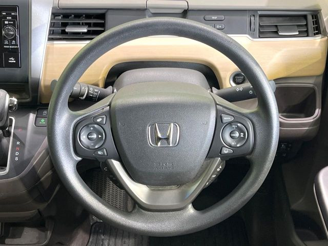 �C���e���A�ɍ��킹���f�U�C���̃X�e�A�����O�́A�^�]�������̂��Ƃ��l���A�^�]���₷���`��A�傫���ł��B�����x�A���ۂɐG���Ă��m���߂��������B