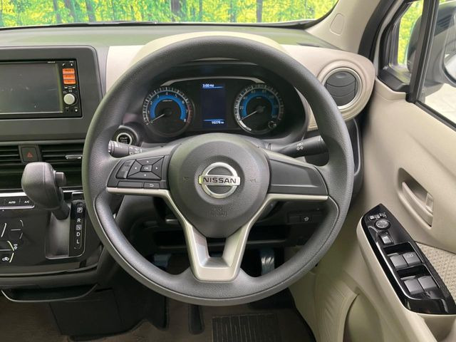 �C���e���A�ɍ��킹���f�U�C���̃X�e�A�����O�́A�^�]�������̂��Ƃ��l���A�^�]���₷���`��A�傫���ł��B�����x�A���ۂɐG���Ă��m���߂��������B