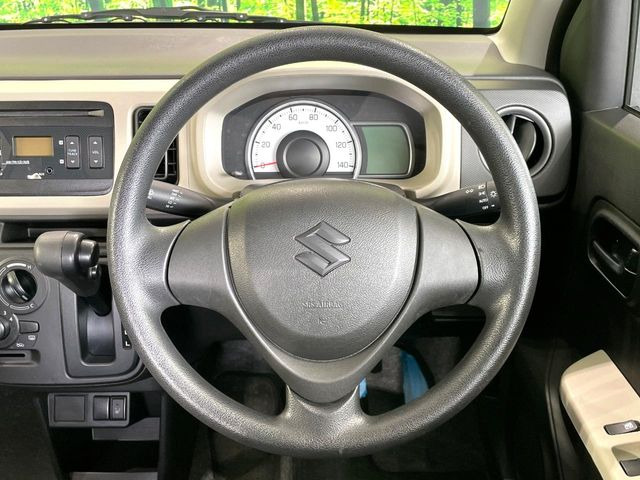 �C���e���A�ɍ��킹���f�U�C���̃X�e�A�����O�́A�^�]�������̂��Ƃ��l���A�^�]���₷���`��A�傫���ł��B�����x�A���ۂɐG���Ă��m���߂��������B