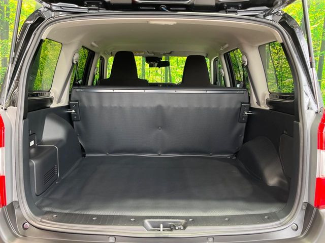 ラゲッジルームは、大容量のスペースを確保。普段のお買い物からレジャーまで、幅広く活躍してくれます!また、リアシートを倒すことでバリエーション豊かにお使いいただけます。