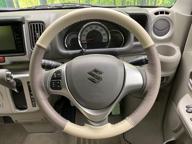 �C���e���A�ɍ��킹���f�U�C���̃X�e�A�����O�́A�^�]�������̂��Ƃ��l���A�^�]���₷���`��A�傫���ł��B�����x�A���ۂɐG���Ă��m���߂��������B