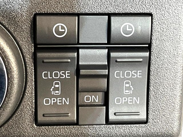 【両側パワースライドドア】スマートキーや運転席のスイッチで後席両側スライドドアの開閉が可能♪電動だから力を入れてドアを開ける必要が無く、小さなお子様でも簡単に開け閉めでき快適です♪