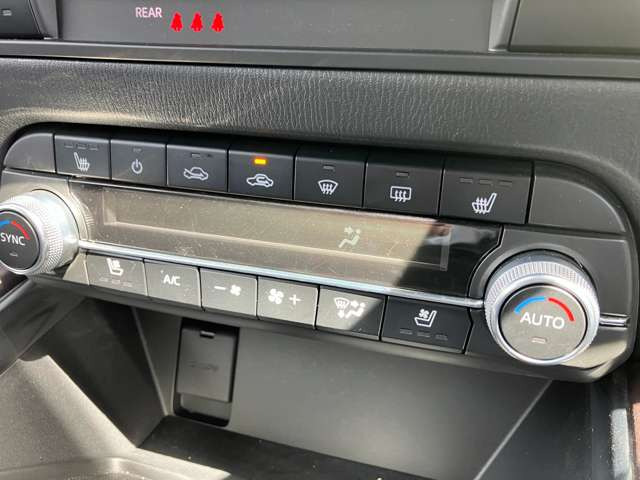 ★左右独立温度調整機能フルオートエアコン!運転席と助手席の設定温度を簡単な操作でそれぞれ独立して調節できます★