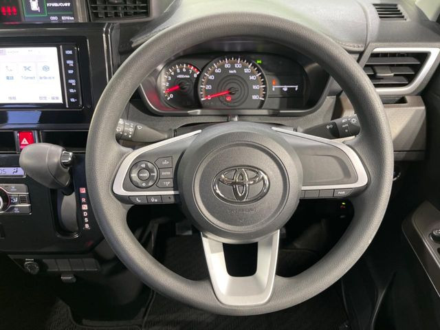 �C���e���A�ɍ��킹���f�U�C���̃X�e�A�����O�́A�^�]�������̂��Ƃ��l���A�^�]���₷���`��A�傫���ł��B�����x�A���ۂɐG���Ă��m���߂��������B