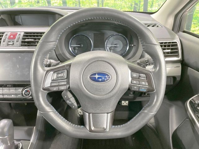�C���e���A�ɍ��킹���f�U�C���̃X�e�A�����O�́A�^�]�������̂��Ƃ��l���A�^�]���₷���`��A�傫���ł��B�����x�A���ۂɐG���Ă��m���߂��������B