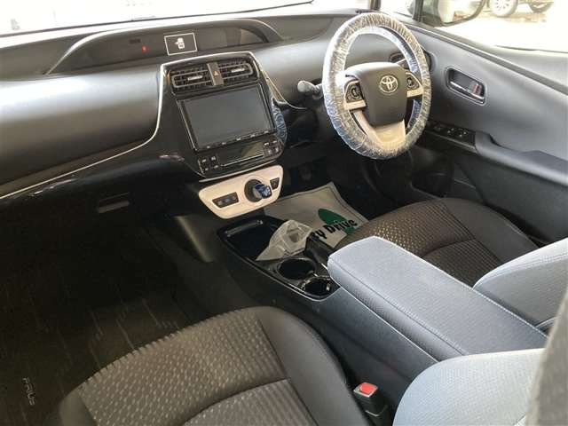 プリウス1.8 S セーフティ プラス E-Four 4WD