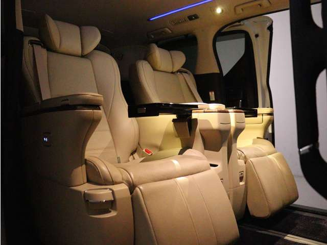 ヴェルファイアハイブリッド 2.5 エグゼクティブ ラウンジ E-Four 4WD