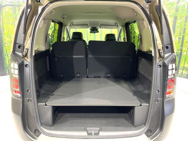 後席を格納すると、これだけの広さが!シーンに合わせたシートアレンジで、大きな荷物も積むことが出来ます♪