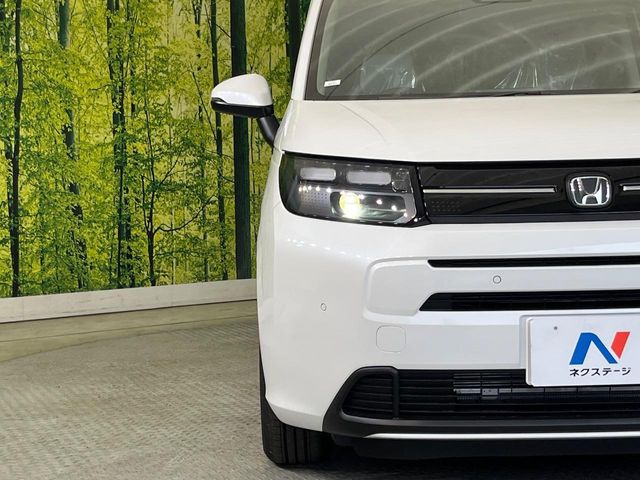 【LEDヘッドライト】悪天候や夜間走行時も良好な視界を確保し安心して運転できる高輝度LEDヘッドライトを装備!点灯速度が早く、消費電力も抑えられています。