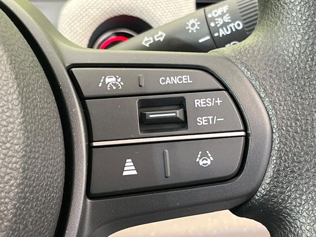 【アダプティブクルーズコントロール】高速道路での長距離走行が楽に!!自動で速度を保つクルーズコントロールが、衝突軽減システムと連携し、前方の車両を感知して車間を保つように速度調節してくれます!!