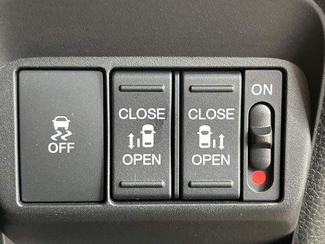 【両側パワースライドドア】スマートキーや運転席のスイッチで後席両側スライドドアの開閉が可能♪電動だから力を入れてドアを開ける必要が無く、小さなお子様でも簡単に開け閉めでき快適です♪