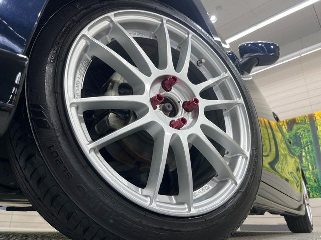 �y�A���~�z�C�[���z�O�ςɃ}�b�`�����A���~�z�C�[���𑕒����Ă���܂��B�e��A���~�z�C�[����A�X�^�b�h���X�^�C�����戵�����Ă���܂��B���񂲑��k����������