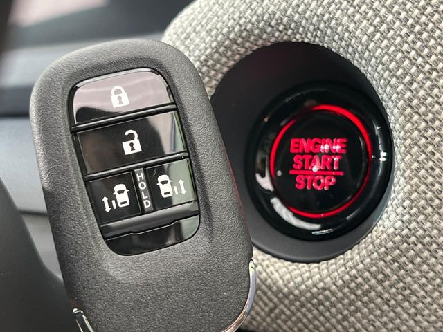 【Hondaスマートキー】カバンやポケットに入れたままでもドアの施錠・解錠が可能なスマートキーを装備。エンジンのオン・オフ時もカギを取り出す必要が無いからとっても便利です♪