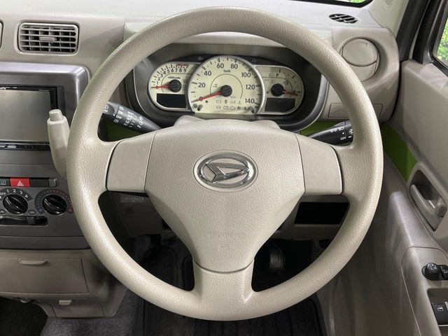 �C���e���A�ɍ��킹���f�U�C���̃X�e�A�����O�́A�^�]�������̂��Ƃ��l���A�^�]���₷���`��A�傫���ł��B�����x�A���ۂɐG���Ă��m���߂��������B