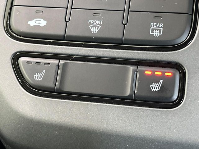 【シートヒーター】寒い日に重宝するシートヒーター!エアコンより早く温まってくれるので寒がりの人も安心ですね♪エアコンの温風は乾燥するから苦手、という方にもをおすすめです。