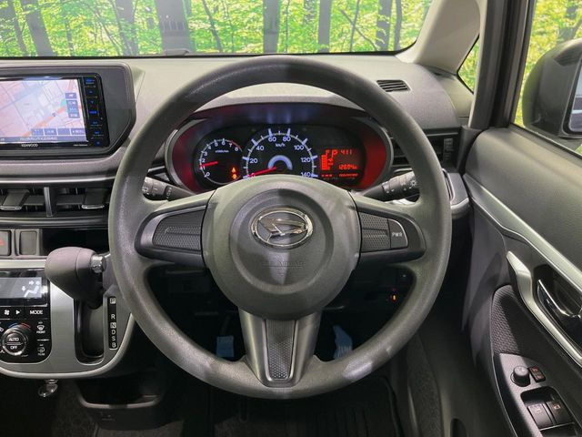 �C���e���A�ɍ��킹���f�U�C���̃X�e�A�����O�́A�^�]�������̂��Ƃ��l���A�^�]���₷���`��A�傫���ł��B�����x�A���ۂɐG���Ă��m���߂��������B