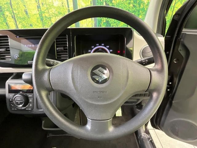 �C���e���A�ɍ��킹���f�U�C���̃X�e�A�����O�́A�^�]�������̂��Ƃ��l���A�^�]���₷���`��A�傫���ł��B�����x�A���ۂɐG���Ă��m���߂��������B