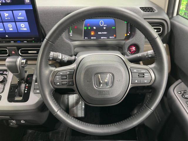 【ステアリングスイッチ】運転中、前方から目線をそらすことなく、オーディオ等の操作が可能な便利機能!安心&快適なドライブを演出してくれます♪