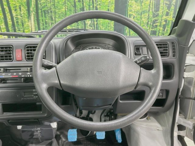 �C���e���A�ɍ��킹���f�U�C���̃X�e�A�����O�́A�^�]�������̂��Ƃ��l���A�^�]���₷���`��A�傫���ł��B�����x�A���ۂɐG���Ă��m���߂��������B