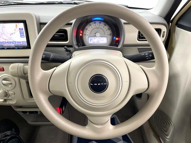 �C���e���A�ɍ��킹���f�U�C���̃X�e�A�����O�́A�^�]�������̂��Ƃ��l���A�^�]���₷���`��A�傫���ł��B�����x�A���ۂɐG���Ă��m���߂��������B
